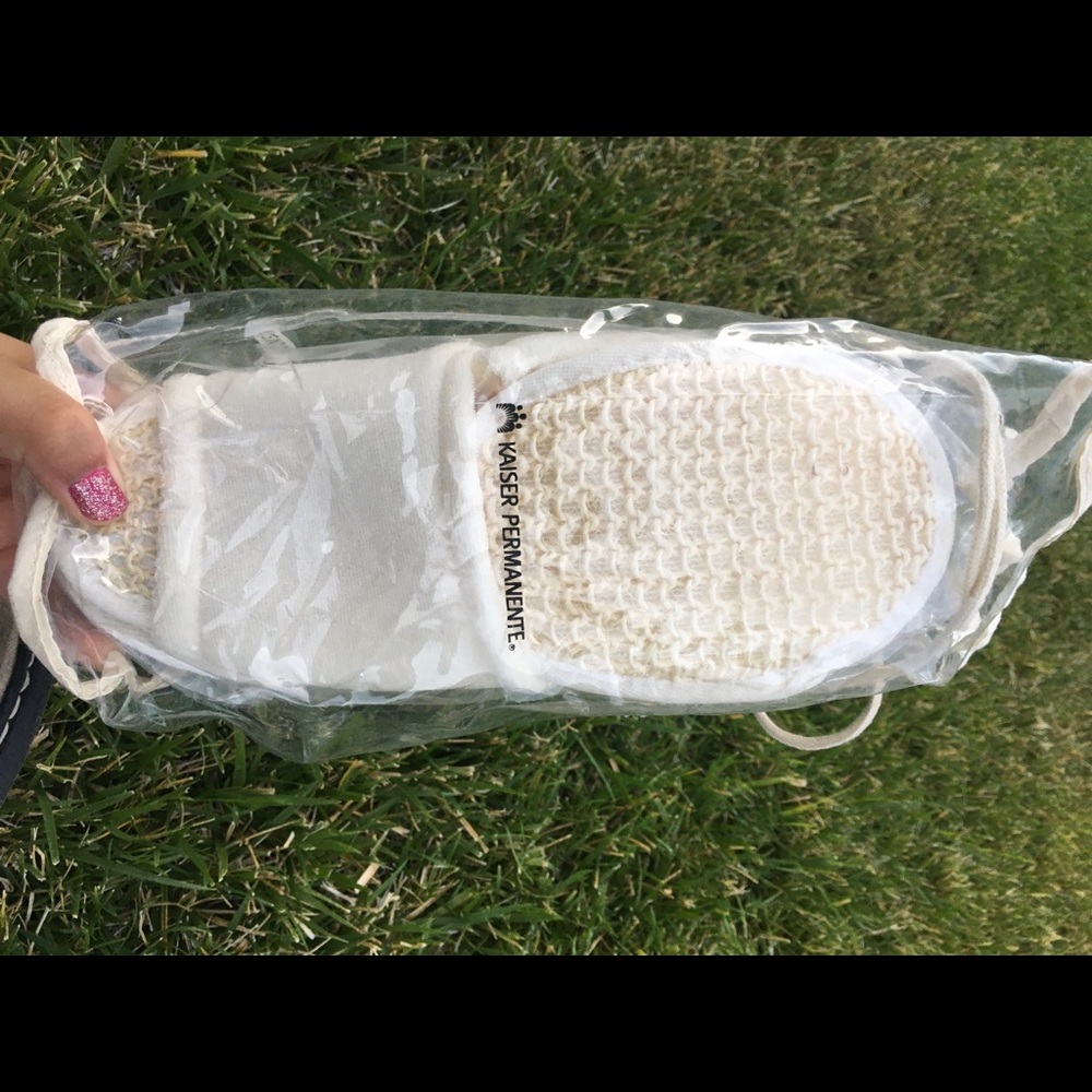 NWT Kaiser spA slippers and scrub brush